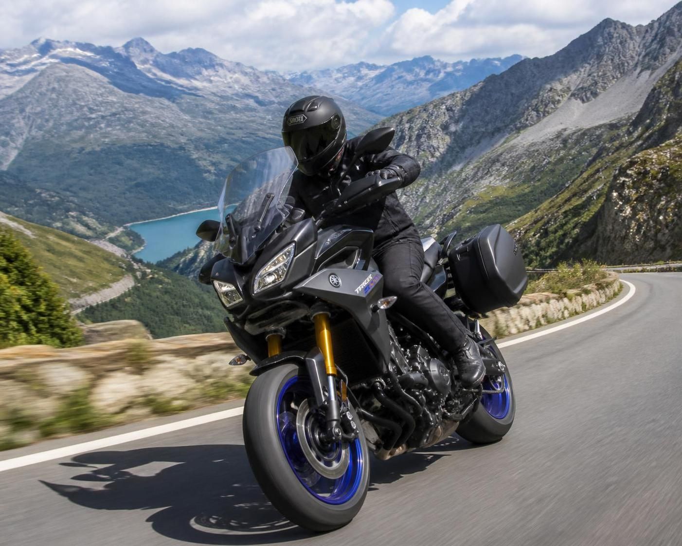 explorez les secrets du moto sport touring pour vivre des voyages inoubliables alliant performance et aventure sur deux roues.
